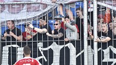 ROZZUŘENÍ ULTRAS. Hráči Zbrojovky museli po prohře 0:1 na Slovácku a pádu na... ROZZUŘENÍ ULTRAS. Hráči Zbrojovky museli po prohře 0:1 na Slovácku a pádu na...