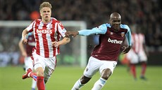 Angelo Ogbonna z West Hamu pronásledován Moritzem Bauerem ze Stoke. Angelo Ogbonna z West Hamu pronásledován Moritzem Bauerem ze Stoke.