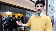 Dan Čihák před Minikvariátem v chebském Špalíčku. Dan Čihák před Minikvariátem v chebském Špalíčku.