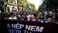 Několik tisíc Maďarů protestovalo v Budapešti proti výsledku parlamentních... Několik tisíc Maďarů protestovalo v Budapešti proti výsledku parlamentních...