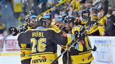 Hráči Litvínova slaví gól v síti Karlových Varů. Hráči Litvínova slaví gól v síti Karlových Varů.