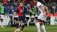 Nicolo Barella z Cagliari (vlevo) se snaží poslat míč kolem Aliho Adnana z... Nicolo Barella z Cagliari (vlevo) se snaží poslat míč kolem Aliho Adnana z...