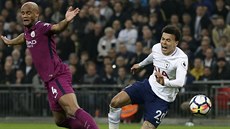 Dele Alli z Tottenhamu (vpravo) padá po souboji s Vincentem Kompanym z... Dele Alli z Tottenhamu (vpravo) padá po souboji s Vincentem Kompanym z...