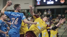 Plzeňský David Poloz (s číslem 24) uštědřil tvrdou ránu Vojtěchu Patzelovi z... Plzeňský David Poloz (s číslem 24) uštědřil tvrdou ránu Vojtěchu Patzelovi z...
