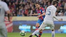 Marek Bakoš z Plzně pálí na branku Sparty. Marek Bakoš z Plzně pálí na branku Sparty.