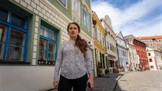 Kateřina Šedá v českokrumlovské Široké ulici, kde bude během jejího projektu... Kateřina Šedá v českokrumlovské Široké ulici, kde bude během jejího projektu...