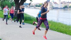 Trenérka Iva Vedralová s běžkyněmi na kurzu Jdu běhat Trenérka Iva Vedralová s běžkyněmi na kurzu Jdu běhat