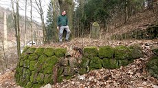 Vojtěch Mai objevil žulový pomník, který ve stráni nad Kateřinkami stojí... Vojtěch Mai objevil žulový pomník, který ve stráni nad Kateřinkami stojí...