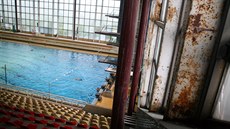 Chátrající plavecký areál v Brně Za Lužánkami na snímku z června 2010. Chátrající plavecký areál v Brně Za Lužánkami na snímku z června 2010.