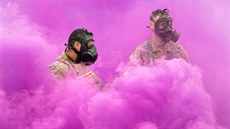 BEZPEČNOSTNÍ TEST. Američtí vojáci demonstrují kvalitu utěsnění plynových masek... BEZPEČNOSTNÍ TEST. Američtí vojáci demonstrují kvalitu utěsnění plynových masek...