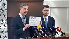 Šéf poslanců Pirátů Jakub Michálek (vpravo) a lídr kandidátky strany ve volbách... Šéf poslanců Pirátů Jakub Michálek (vpravo) a lídr kandidátky strany ve volbách...