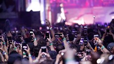 Diváci si natáejí na mobilní telefony vystoupení hudebníka Eminema na...