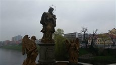 Socha svatého Jana Nepomuckého po řádění vandala. Socha svatého Jana Nepomuckého po řádění vandala.