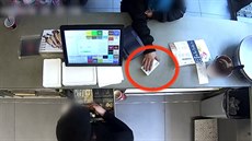 Žena podvedla obsluhu při placení Žena podvedla obsluhu při placení