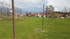 Majitel čtvrtiny fotbalového hřiště v Přešťovicích si svůj pozemek ohradil... Majitel čtvrtiny fotbalového hřiště v Přešťovicích si svůj pozemek ohradil...