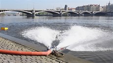 Hasiči předváděli na smíchovské náplavce svá čerpadla Hasiči předváděli na smíchovské náplavce svá čerpadla