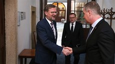 Předseda STAN Petr Gazdík vítá šéfa ODS Petra Fialu na schůzce představitelů... Předseda STAN Petr Gazdík vítá šéfa ODS Petra Fialu na schůzce představitelů...
