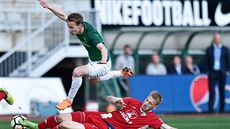 Jablonecký Jan Chramosta (v zeleném) v souboji s Urošem Radakovičem ze Sigmy... Jablonecký Jan Chramosta (v zeleném) v souboji s Urošem Radakovičem ze Sigmy...