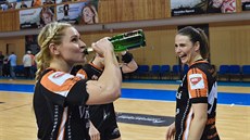 Házenkářky Mostu slaví interligový titul, šampus pije Simona Szarková Házenkářky Mostu slaví interligový titul, šampus pije Simona Szarková