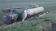 Mladý řidič převrátil mezi Strážovicemi a Kyjovem traktor s cisternou na bok.... Mladý řidič převrátil mezi Strážovicemi a Kyjovem traktor s cisternou na bok....