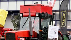 Speciální traktor Zetor má na střeše kabiny nástavbu, v níž je uloženo pět... Speciální traktor Zetor má na střeše kabiny nástavbu, v níž je uloženo pět...
