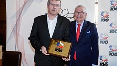 Tibor Flašík přebírá cenu pro Centropol