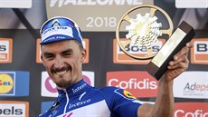 S TROFEJÍ. Julian Alaphilippe slaví výhru na Valonském šípu. S TROFEJÍ. Julian Alaphilippe slaví výhru na Valonském šípu.