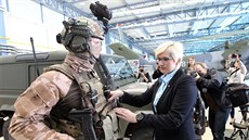 Ministryně obrany v demisi Karla Šlechtová na vrtulníkové základně v Náměšti... Ministryně obrany v demisi Karla Šlechtová na vrtulníkové základně v Náměšti...