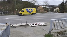 V těchto místech pod Sucheniovou ulicí vznikne tunel pro cyklisty. Dosud museli... V těchto místech pod Sucheniovou ulicí vznikne tunel pro cyklisty. Dosud museli...