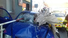 Řidič narazil do zábradlí, které proniklo předním sklem dál do vozu (12.4.2018) Řidič narazil do zábradlí, které proniklo předním sklem dál do vozu (12.4.2018)