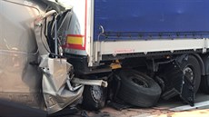 Nehoda dodávky a kamionu uzavřela Pražský okruh u Jesenice. Řidič dodávky na... Nehoda dodávky a kamionu uzavřela Pražský okruh u Jesenice. Řidič dodávky na...