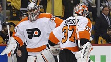 Branká Petr Mrázek jet v dresu Philadelphia Flyers.