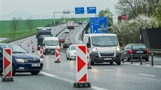 Dopravní omezení u Úlibic na hlavním tahu z Jičína směrem na Hradec Králové a... Dopravní omezení u Úlibic na hlavním tahu z Jičína směrem na Hradec Králové a...