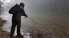 První den pstruhové sezony rybářům nemohl pokazit ani vytrvalý déšť (16.4.2018). První den pstruhové sezony rybářům nemohl pokazit ani vytrvalý déšť (16.4.2018).