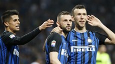 Fotbalisté Interu Milán se radují z gólu v zápase s Cagliari. Fotbalisté Interu Milán se radují z gólu v zápase s Cagliari.
