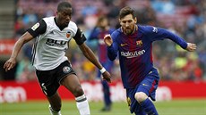 Lionel Messi (vpravo) z Barcelony se snaží proniknout přes bránícího Geoffreyho... Lionel Messi (vpravo) z Barcelony se snaží proniknout přes bránícího Geoffreyho...