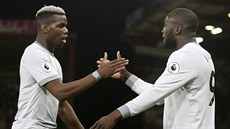 Romelu Lukaku (vpravo) z Manchesteru United přijímá gratulaci od spoluhráče... Romelu Lukaku (vpravo) z Manchesteru United přijímá gratulaci od spoluhráče...