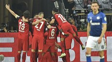 Fotbalisté Frankfurtu slaví vítězný góly Luky Joviče, Fotbalisté Frankfurtu slaví vítězný góly Luky Joviče,