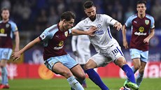 James Tarkowski (vlevo) z Burnley brání Olivier Girouda z Chelsea. James Tarkowski (vlevo) z Burnley brání Olivier Girouda z Chelsea.