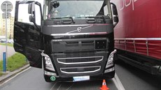 Řidič kamionu na křižovatce srazil motorkáře, který stál před ním, a poté ho... Řidič kamionu na křižovatce srazil motorkáře, který stál před ním, a poté ho...