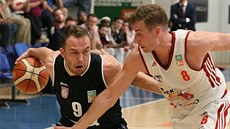 Ondřej Šiška (vlevo) z Děčína útočí kolem Romana Marka ze Svitav. Ondřej Šiška (vlevo) z Děčína útočí kolem Romana Marka ze Svitav.