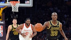 Andre Ingram z LA Lakers zakládá protiútok v utkání s Houstonem