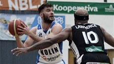 Adam Číž (vlevo) z Kolína hledá spoluhráče, brání ho Eugene Lawrence z Nymburka. Adam Číž (vlevo) z Kolína hledá spoluhráče, brání ho Eugene Lawrence z Nymburka.