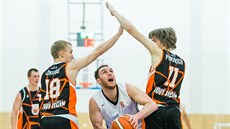 Charles Marquardt z Hradce Králové se tlačí do koše Nového Jičína mezi Zdeňkem... Charles Marquardt z Hradce Králové se tlačí do koše Nového Jičína mezi Zdeňkem...