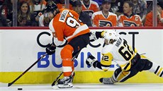 Jakub Voráček (vlevo) z Philadelphie má v souboji s Carlem Hagelinem z... Jakub Voráček (vlevo) z Philadelphie má v souboji s Carlem Hagelinem z...