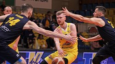 Jiří Dedek (ve žlutém) z Olomoucka přihrává mezi Martinem Gniadkem (vlevo) a... Jiří Dedek (ve žlutém) z Olomoucka přihrává mezi Martinem Gniadkem (vlevo) a...