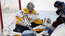 Pekka Rinne z Nashvillu zasahuje proti Gabrielu Bourqueovi z Colorada. Pekka Rinne z Nashvillu zasahuje proti Gabrielu Bourqueovi z Colorada.