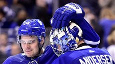 Auston Matthews a gólman Frederik Andersen oslavují výhru Toronta. Auston Matthews a gólman Frederik Andersen oslavují výhru Toronta.