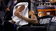 Janis Adetokunbo z Milwaukee vstřebává porážku s Bostonem. Janis Adetokunbo z Milwaukee vstřebává porážku s Bostonem.