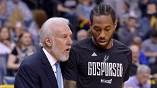 Kawhi Leonard ze San Antonia naslouchá svému trenérovi Greggu Popovichovi.